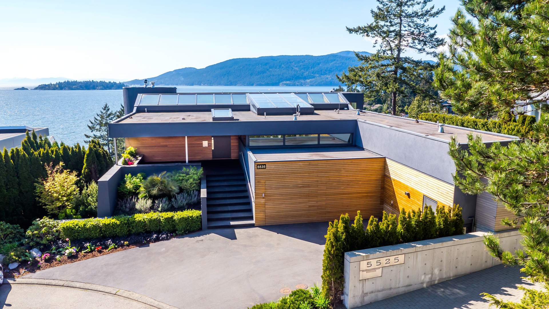 Dramatic New Contemporary Residence with Stunning Views!